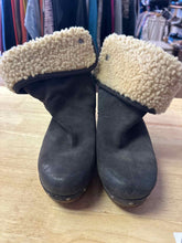 Load image into Gallery viewer, Shoe Size 8 UGG Grey Clogs

